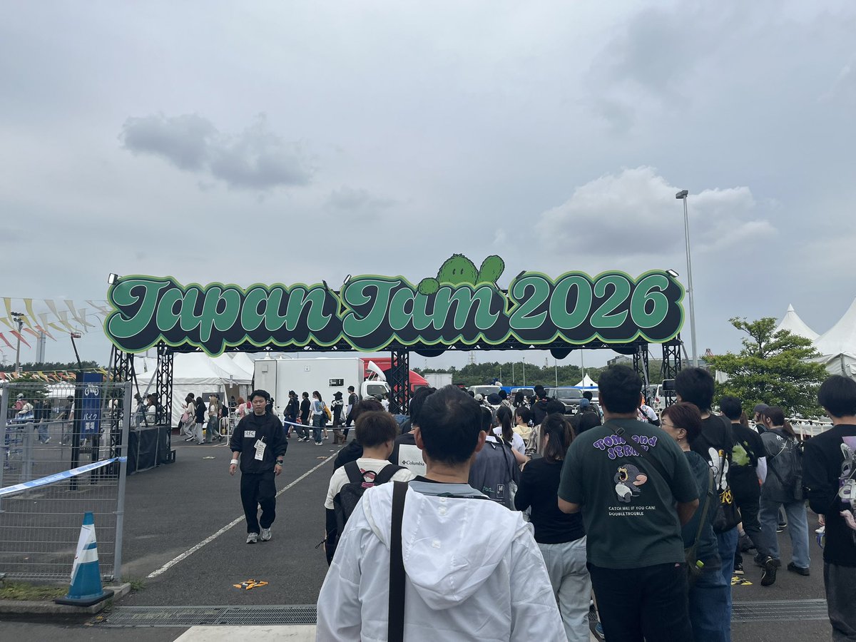 Karukan19's tweet image. SPYAIR結構並んでて嬉しい、、😭✨️

てか、JLTの15番Tどこいても分かりやすいwwww

 #SPYAIR
 #JJ