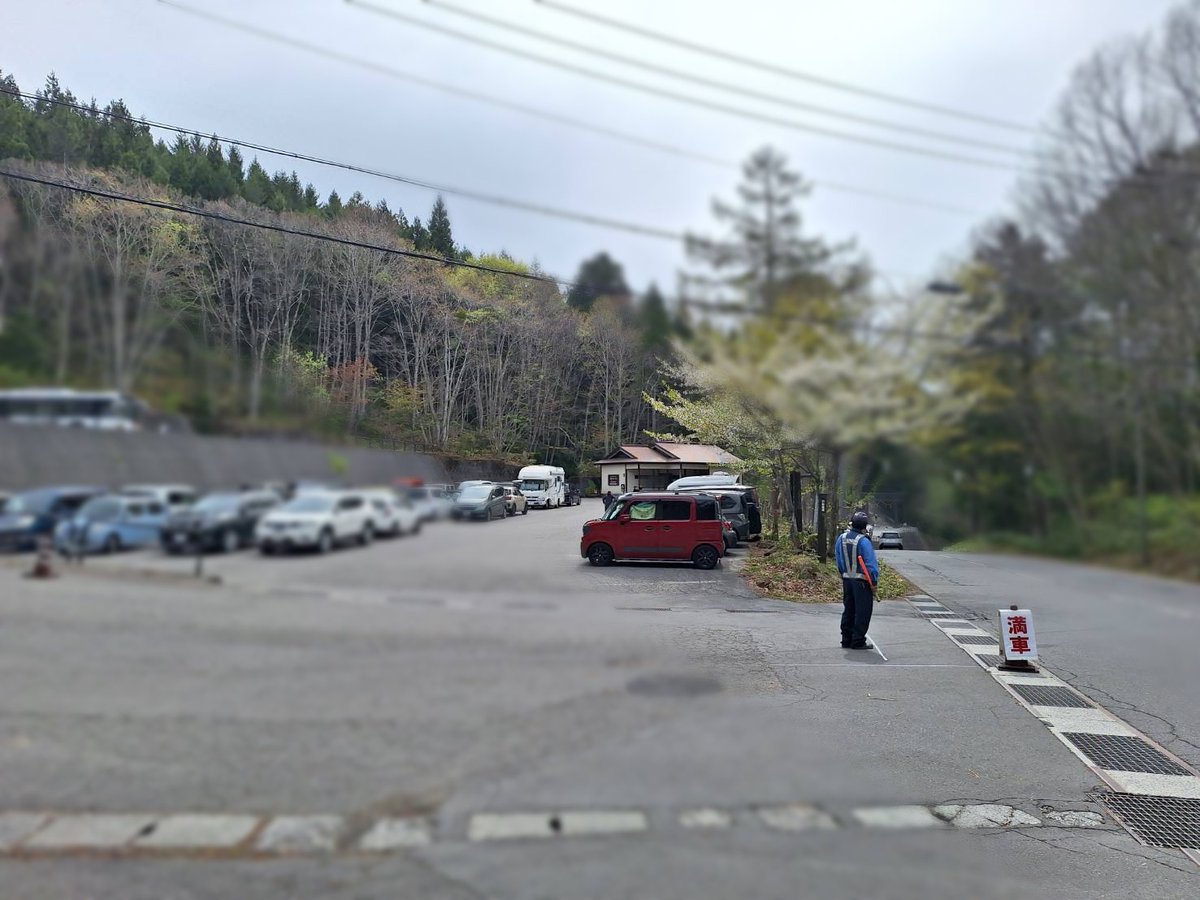 infotoga's tweet photo. おはようございます。本日は朝から多くのお客様にお越しいただいており、既に戸隠神社周辺の駐車場はほぼ満車です。
シャトルバスは9時30分から運行開始いたしますので、戸隠スキー場駐車場に駐車しこちらをご利用くださいませ。 https://t.co/9hc5XIHiaO