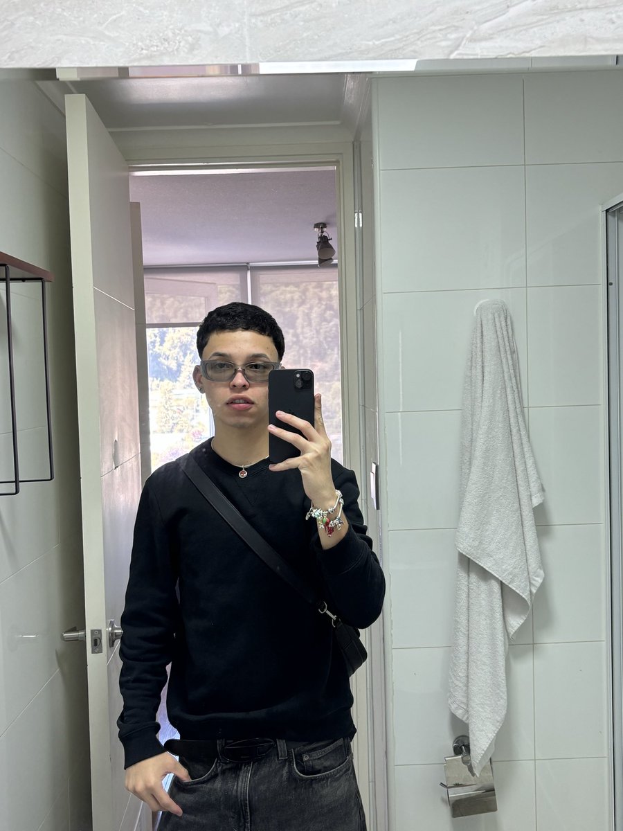 𝖆𝖗𝖊𝖘 tweet media