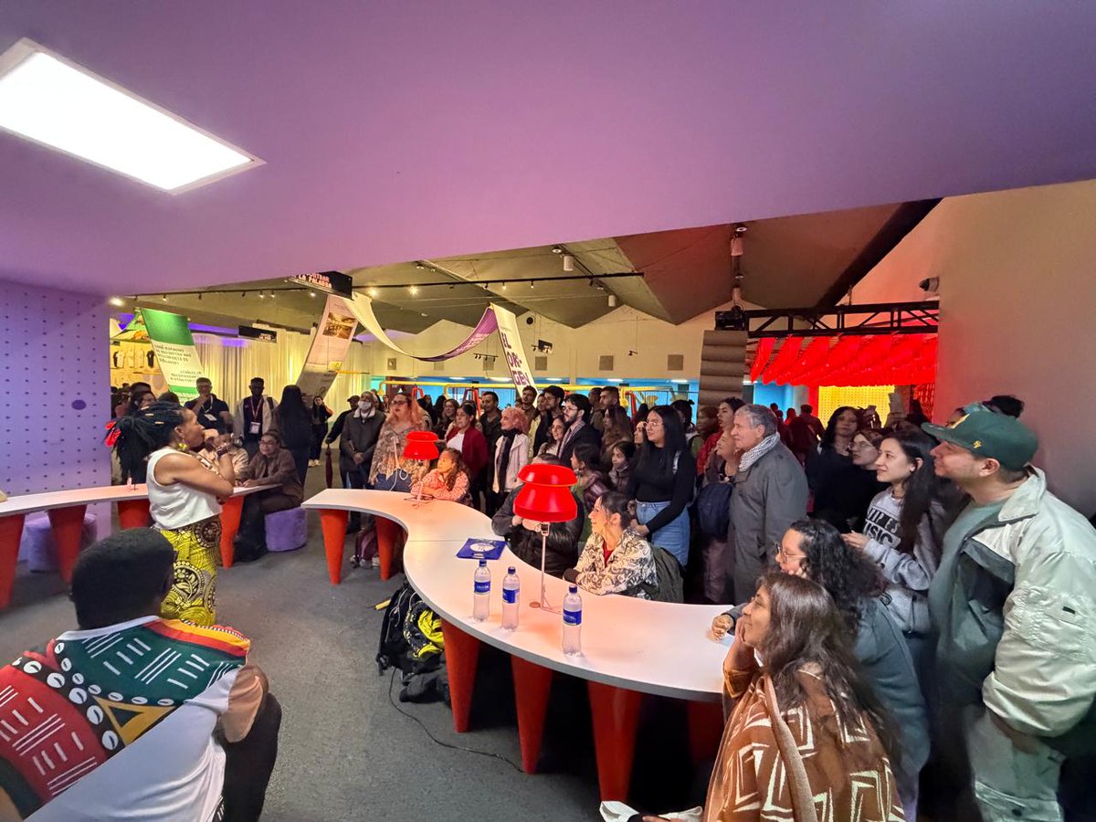 GobiernoBTA's tweet photo. 👉Hoy cerramos nuestra participación en FILBo 2026 con el tercer y último “Sonidos de Raíz”, dedicado a la cultura afro.

Tambores y cantoras encendieron un encuentro lleno de emoción: el público no solo asistió, se sumó al ritmo y reconoció la música como memoria viva.

Seguimos abriendo espacio para las voces y saberes de los pueblos étnicos en escenarios de ciudad. ✊🏾🥁

#FilBo2026