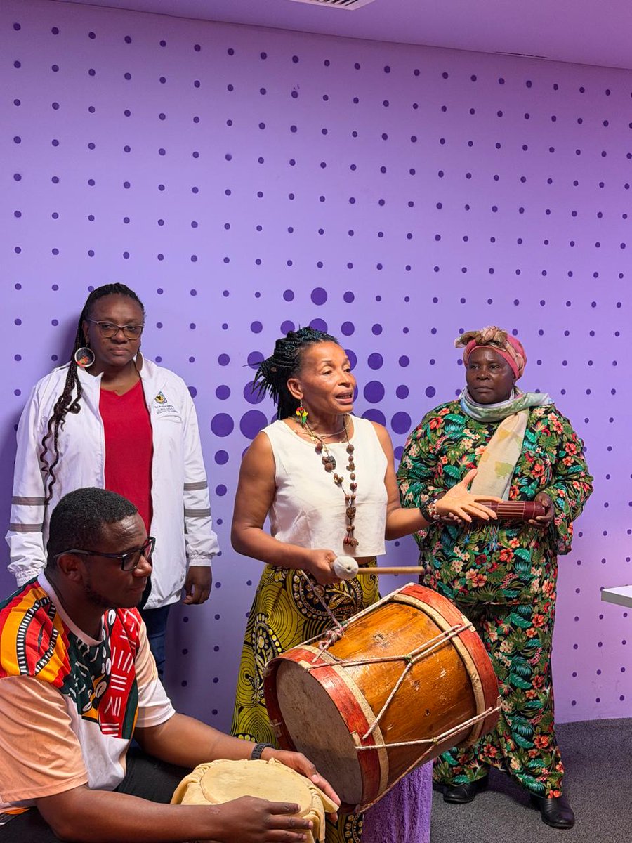 GobiernoBTA's tweet photo. 👉Hoy cerramos nuestra participación en FILBo 2026 con el tercer y último “Sonidos de Raíz”, dedicado a la cultura afro.

Tambores y cantoras encendieron un encuentro lleno de emoción: el público no solo asistió, se sumó al ritmo y reconoció la música como memoria viva.

Seguimos abriendo espacio para las voces y saberes de los pueblos étnicos en escenarios de ciudad. ✊🏾🥁

#FilBo2026
