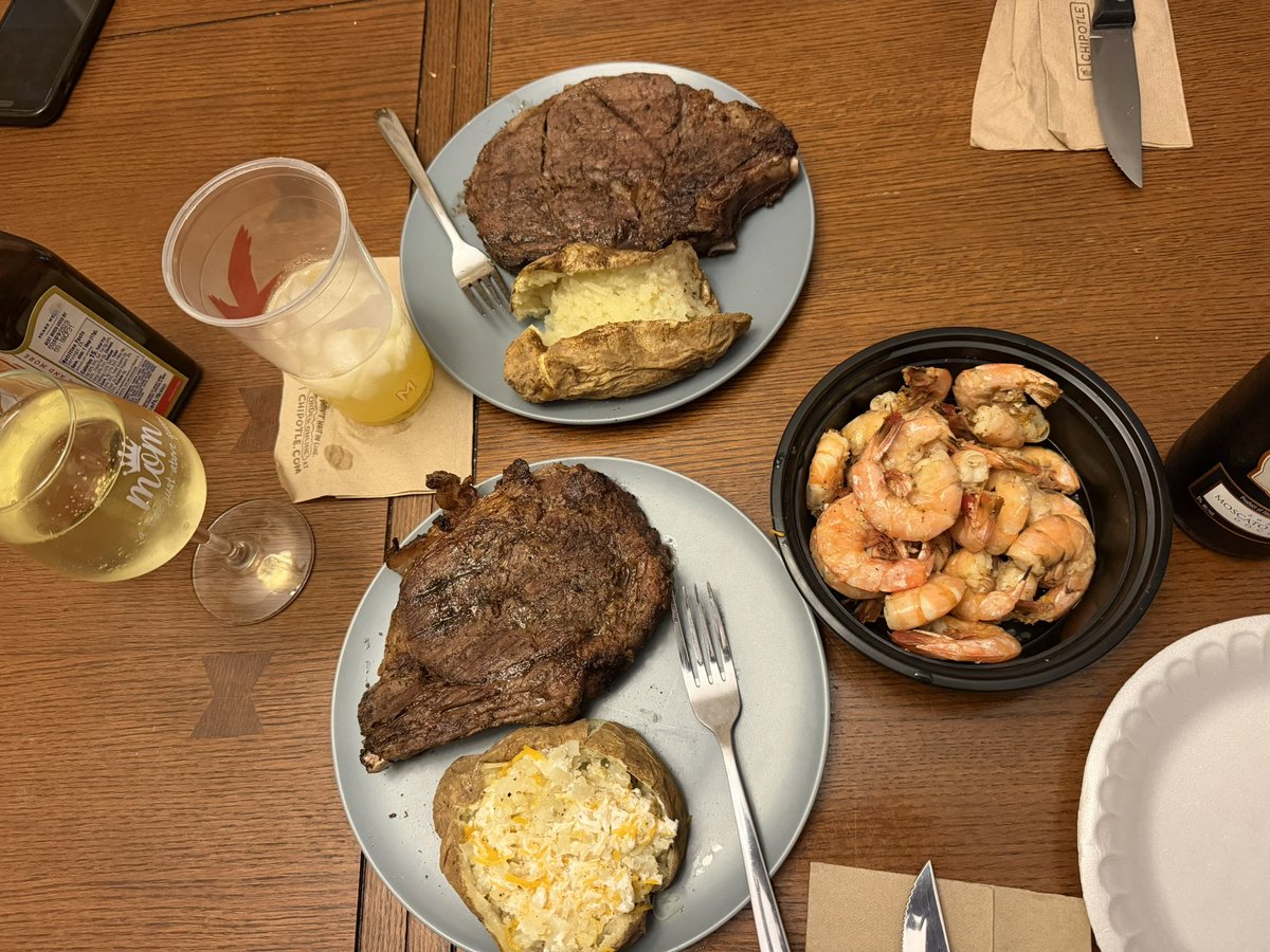 SearlsDdown1's tweet image. Nice lil delicious meal prepared at home for my babe @ambyrd7 #fridaynight #relaxation