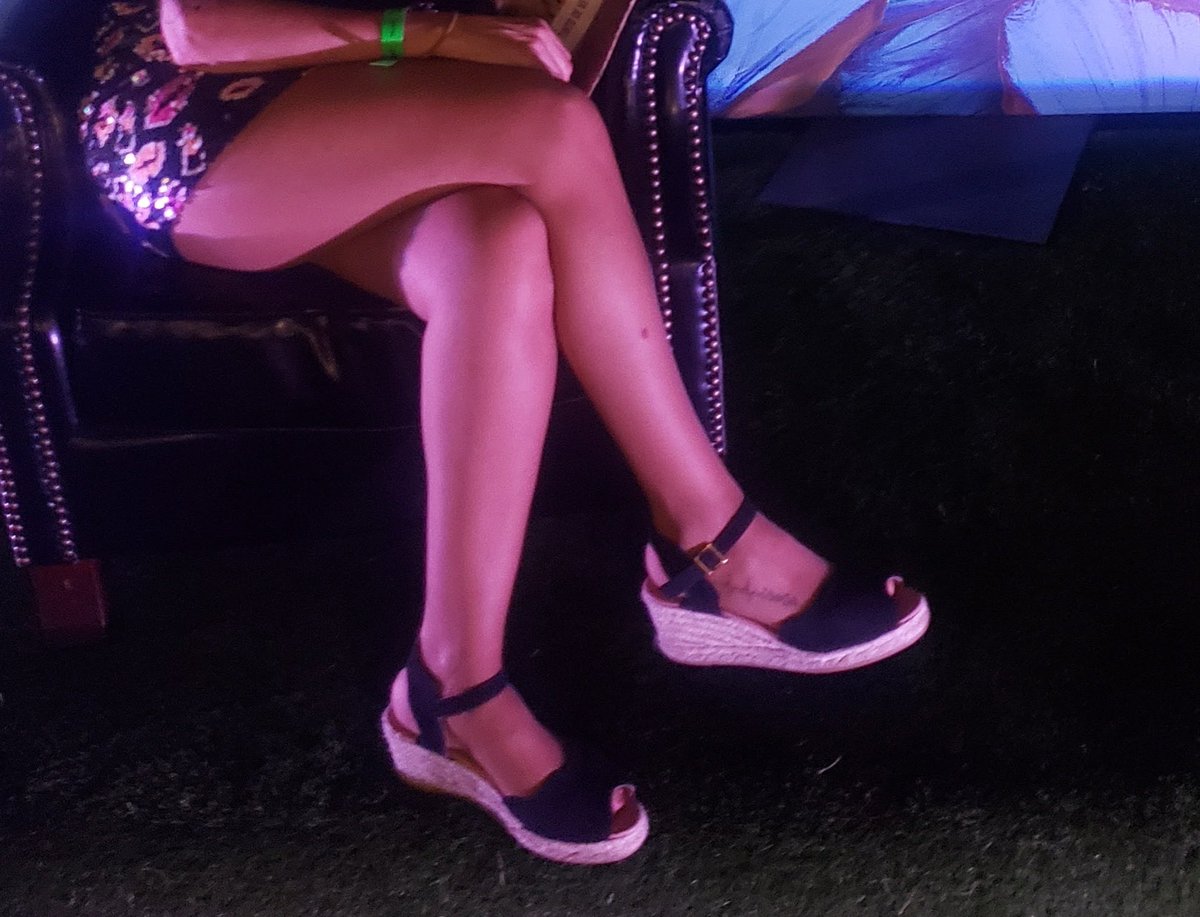 Mistrxsscarol's tweet photo. Justo ese,  es tu lugar , a mis pies perro... no tengo ganas de irme a casa...arreglalo🧎💵🐕
#findom #feetfetısh #financialdomination #sumisofinanciero https://t.co/S8RxsOO35G