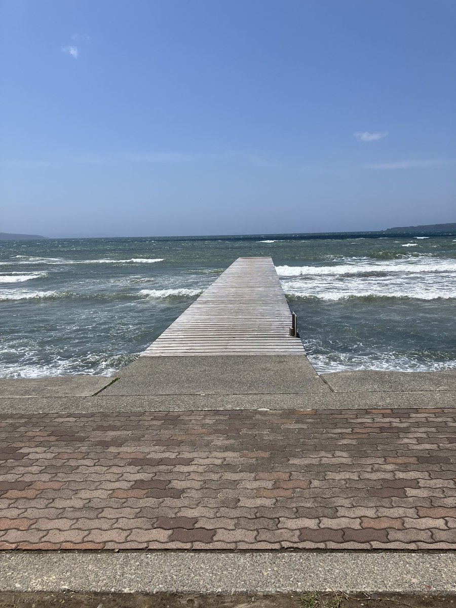 TeihenWalker's tweet photo. おはようございます
今日の佐渡の海は
昨日より穏やかです

左:昨日
右:今日

 #あめやの桟橋 https://t.co/dSL5zepPUg