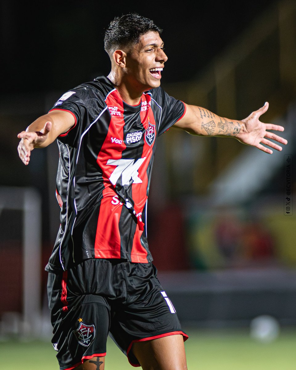 ECVitoria's tweet photo. 1° com a camisa e mais uma partidaça! 🔴⚫️

📸 Victor Ferreira | EC Vitória

#PegaLeão #ForçaEnergiaAxé  #Brasileirão2026 #JogaremosJuntos https://t.co/N9aNqy9Qwd