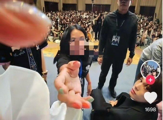 markhaing40750's tweet photo. @GMMTV Please prioritize your artists' safety. It is high time to provide the proper protection and security that they truly need. Their safety and well-being should always be the top priority. 

#GMMTV #ArtistSafety #RespectArtist #pondphuwin https://t.co/TMyxE3FH0k