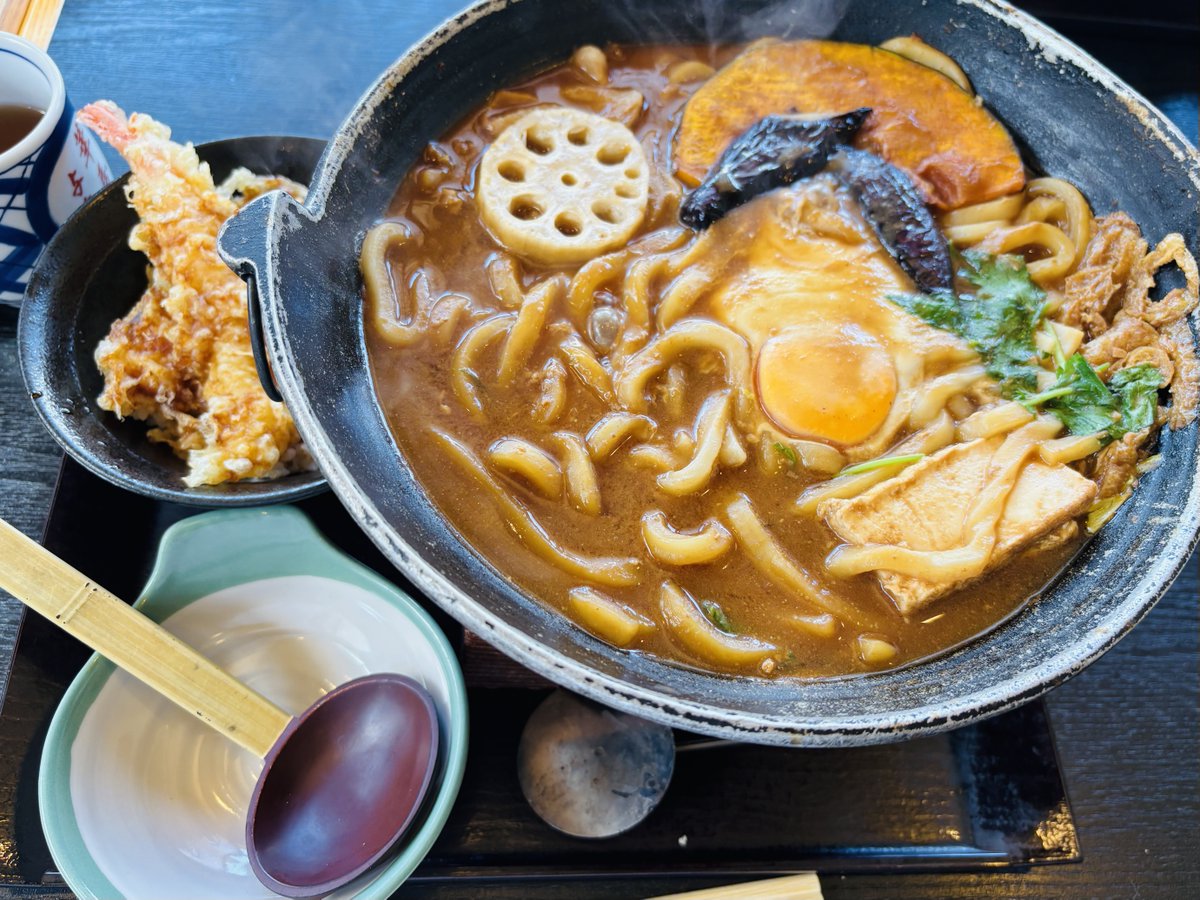 川崎の大師橋近くで昼ごはん。
鍋焼きうどんと天丼のセットを注文しました。鍋焼きうどんは食べても食べてもうどんが出てくる感じで、最後はフードファイターと化しました。