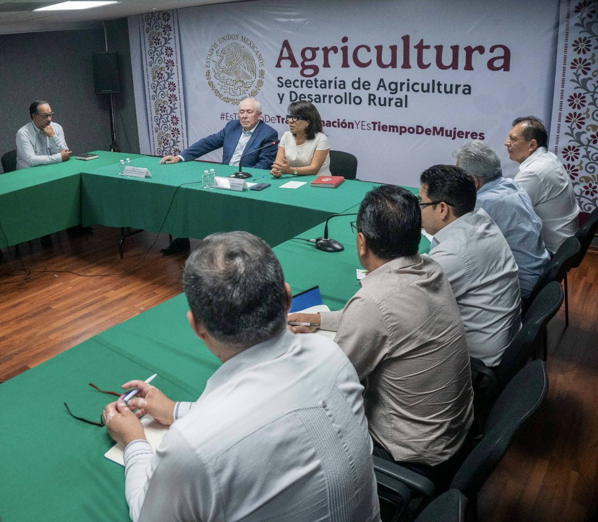 SENASICA's tweet photo. ¡Damos una histórica bienvenida a @Agricultura_mex!
En el @Senasica celebramos con entusiasmo el nombramiento de la Mtra. @columbalopezg como la primera mujer en encabezar la Secretaría de Agricultura y Desarrollo Rural. https://t.co/YW55onLHNk