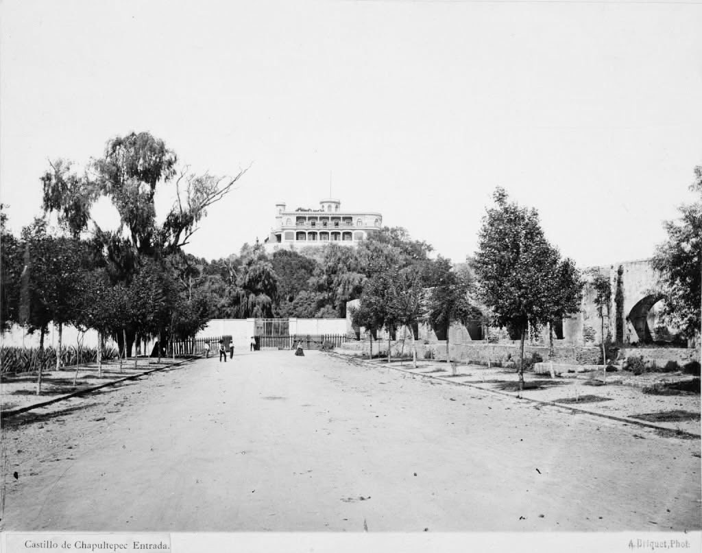 Cuauhtemoc_1521's tweet image. La joya que le debemos a los Virreyes Matías Gálvez y su hijo Bernardo, quienes iniciaron la construcción del Palacio de Chapultepec en 1785! Ambos virreyes fueron enterrados en el Templo de San Fernando de la #CDMX. 
Comparto 2 creaciones de IA que realicé tomando como base el