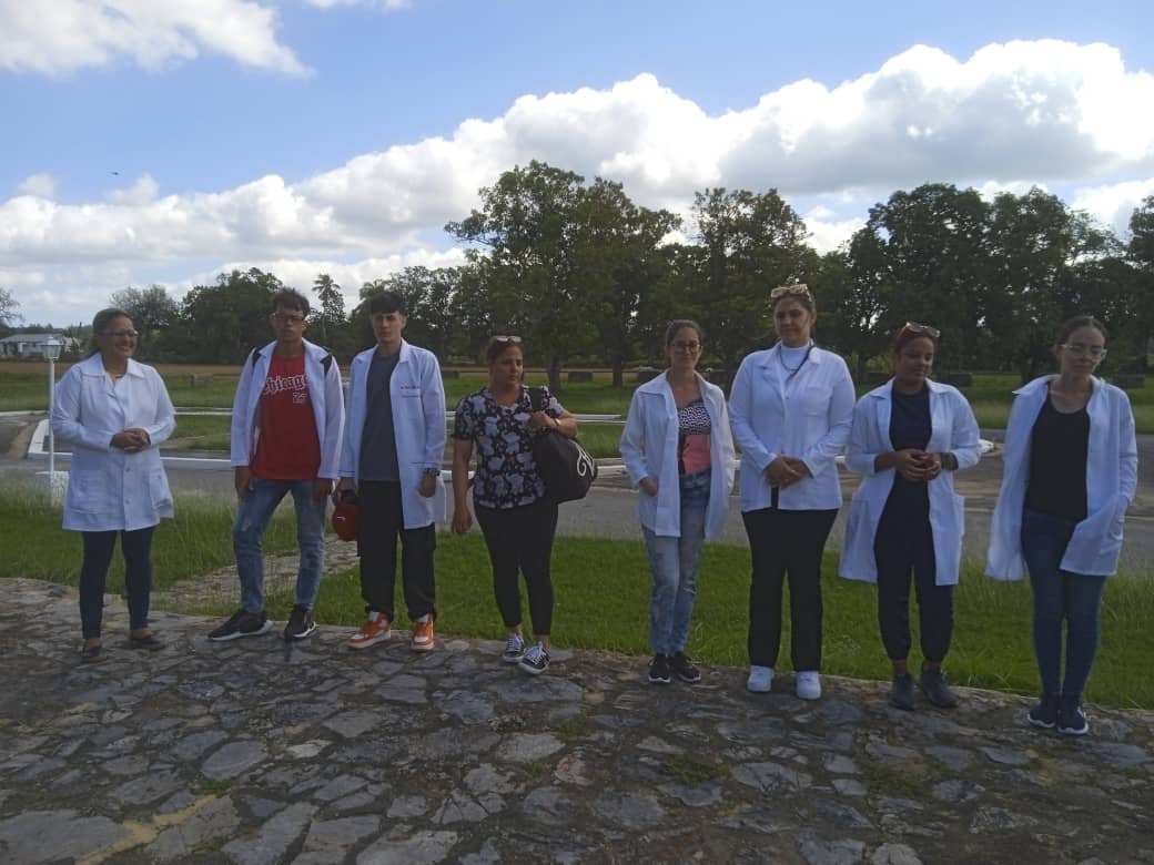 Dimas, Mantua, #PinardelRio, pueblo humilde, costero, pescador y agricultor, con habitantes cariñosos y hospitalarios. 
Allí, hoy se despide 3 médicos que durante los últimos 30 días prestaron servicios a su población y llegan 3 más.
!GRACIAS A TODOS!
VER:
facebook.com/share/1Cbu6m47…