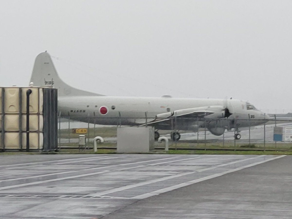 IwkuPichikun's tweet image. バイオレット　こんなに近くでタキシング見たの昔やってた海自航空祭以来だな〜 #岩国フレンドシップデー2026  #第81航空隊  #EP3  #UP3D  #OP3C
