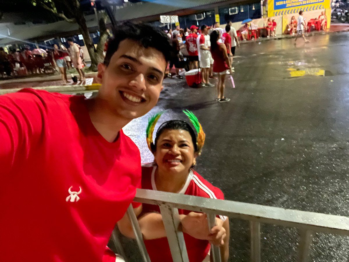 tuulin__'s tweet photo. e eu que conheci a mãe da isabelle nogueira, super querida e atenciosa 
(a foto péssima, mas foi o que deu na hora kkkk) https://t.co/168H4T7pRX