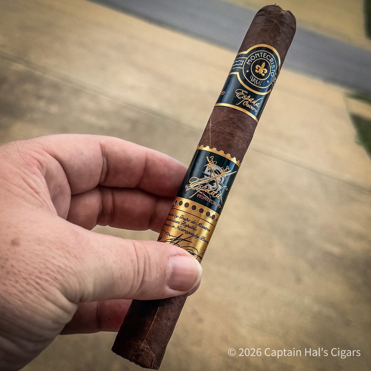 CaptainHal47's tweet photo. Today’s pick: Montecristo Espada Oscuro. A medium-to-full standout. That Oscuro wrapper is top-tier. Strong notes of cocoa, coffee, and pepper. Bold, balanced, and perfectly constructed.
#CigarLife #Montecristo #EspadaOscuro https://t.co/cBrIh7Z3t5