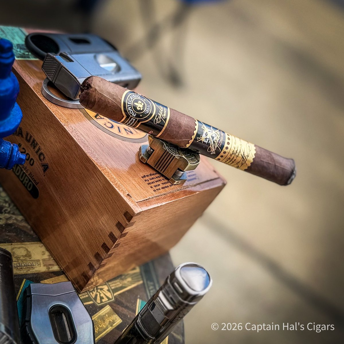 CaptainHal47's tweet photo. Today’s pick: Montecristo Espada Oscuro. A medium-to-full standout. That Oscuro wrapper is top-tier. Strong notes of cocoa, coffee, and pepper. Bold, balanced, and perfectly constructed.
#CigarLife #Montecristo #EspadaOscuro https://t.co/cBrIh7Z3t5
