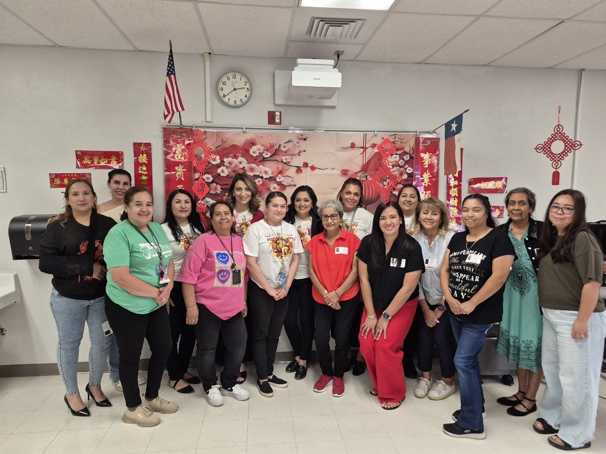spen10292's tweet photo. A big thank you to all Elfida P.  Chavez Volunteers. Without you guys our school wouldn't be the same. EPC Volunteer of the Year Jaire Cruz https://t.co/CHZxJPxVxk