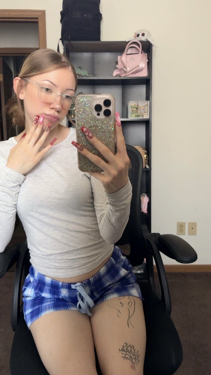 goddessbelllll's tweet photo. Loved these nails 😌 https://t.co/QIwkI0C0FR