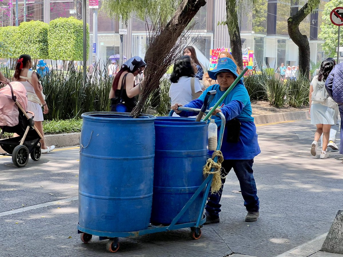 OlaMHmx's tweet photo. Para que todos disfruten al máximo el Festival de Flores y Jardines Polanco 2026🌹, cuadrillas de la #OLAMH laboran para mantener nuestros espacios públicos limpios. 🧹🌳

Recuerda que puedes reportar cualquier situación en el @MHcesac. https://t.co/3EeN3Q1bCO