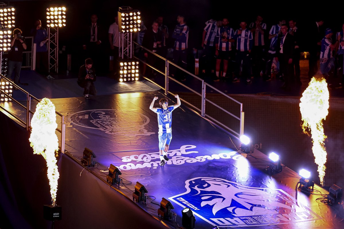 FCPorto's tweet photo. O desfile dos campeões no Coreto 💙

#ConseguimosJuntos https://t.co/5GQaRmeDOq