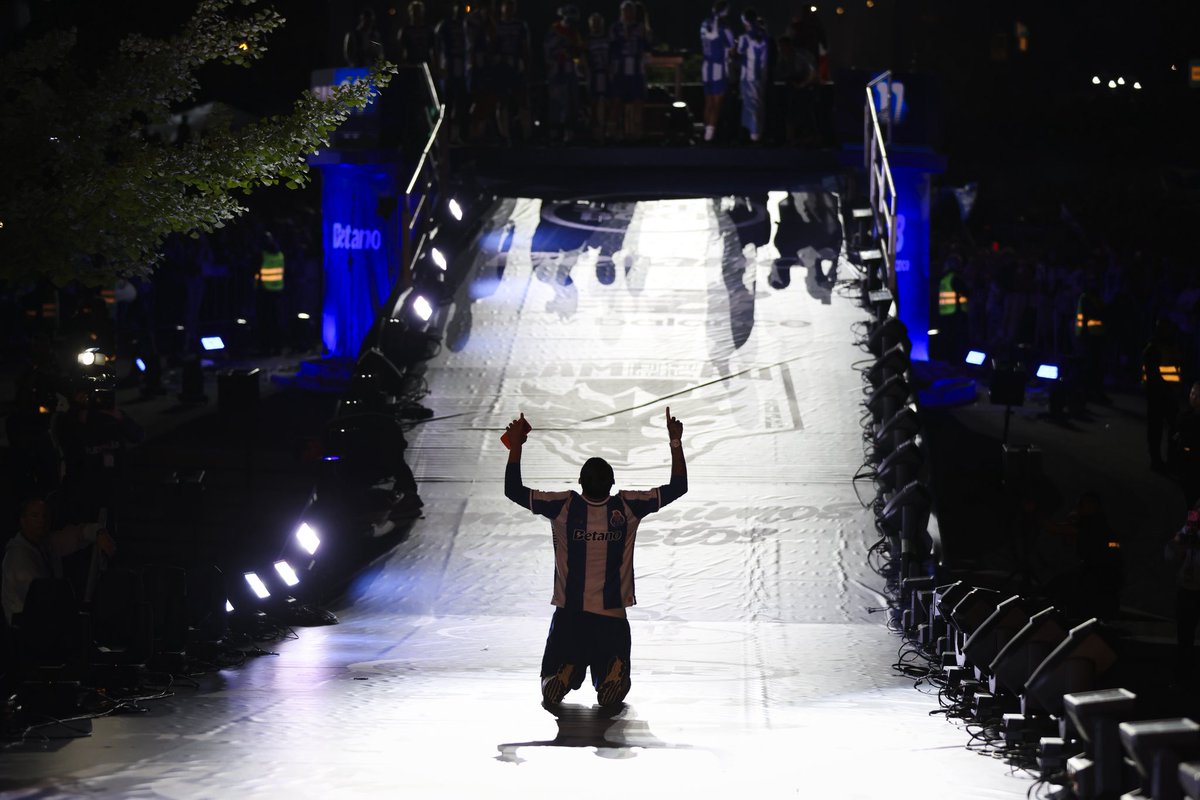 FCPorto's tweet photo. O desfile dos campeões no Coreto 💙

#ConseguimosJuntos https://t.co/5GQaRmeDOq