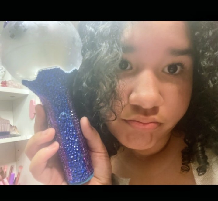 mics346's tweet image. My daughter Aliyah decided to bling out her old ARMY Bomb since she got the new version in Tampa. Great job huh?
#BTSARMY #BTS_ARİRANG #BTS