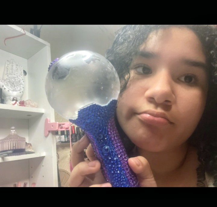 mics346's tweet image. My daughter Aliyah decided to bling out her old ARMY Bomb since she got the new version in Tampa. Great job huh?
#BTSARMY #BTS_ARİRANG #BTS
