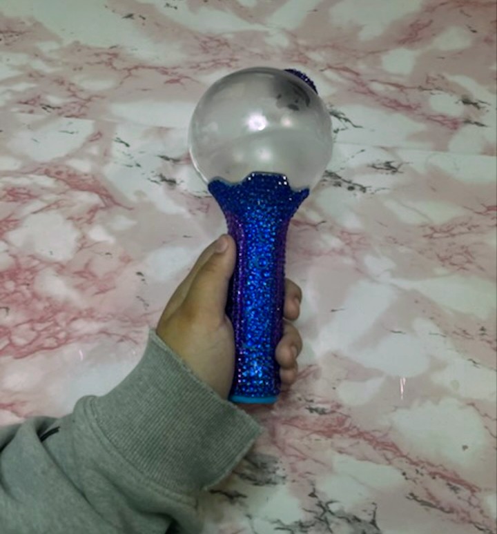 mics346's tweet image. My daughter Aliyah decided to bling out her old ARMY Bomb since she got the new version in Tampa. Great job huh?
#BTSARMY #BTS_ARİRANG #BTS
