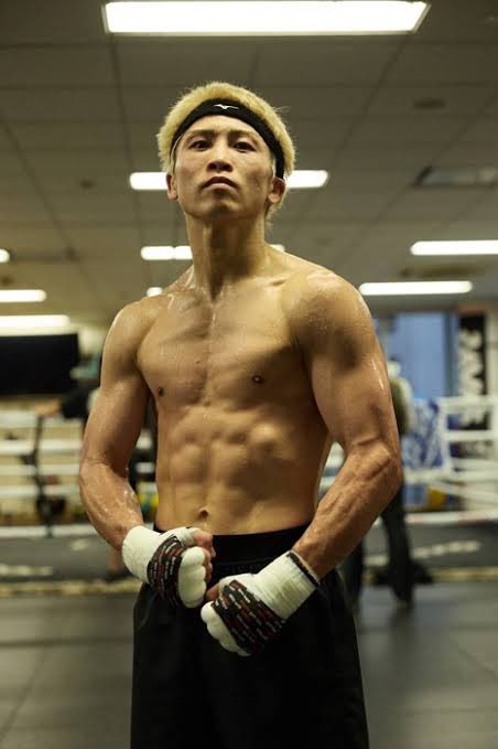 gucci0421777's tweet photo. 井上尚弥――
世界最強と呼ばれるこの男の原点は、才能ではなく、6歳のときの一言だった。

父・井上真吾に「ボクシングをやりたい」と伝えたとき、父はすぐには認めなかった。
ボクシングは遊びではない。殴られ、痛みも伴う世界だからだ。

それでも尚弥は言い切る。
「強くなりたい」

この瞬間、父は覚悟を決める。
中途半端ではなく、最初から世界を目指す前提の育成が始まった。

⸻

トレーニングは、小学校1年生からすでに異常だった。

毎日のように行ったのは、ひたすらジャブを打ち続ける基礎練習。
派手さは一切ないが、フォーム・距離・タイミングを体に叩き込むためのものだった。

さらに、ロープを腕の力だけで登るトレーニングも取り入れられた。
これは握力・腕力・体幹を同時に鍛えるためで、パンチの安定感につながる。

高校時代になると、トレーニングはさらに過酷になる。

👉 軽自動車を70〜80メートル押し続ける

この練習の目的は、試合中の「押し合い・もみ合い」で体がブレないようにするためだった。
つまりすべての練習が、リング上の動きに直結していた。

⸻

こうした環境の中で育った井上尚弥について、父ははっきり言う。

👉 「天才？冗談じゃない」

その理由は明確だ。
尚弥は最初から何でもできたわけではない。

できない動きを、できるまで何百回、何千回と繰り返した。
その結果として、今の“精密機械のようなボクシング”が完成した。

⸻

そして、この努力を支えていたのは、家族全体の価値観だった。

曾祖母は90歳を超えても腹筋300回を続け、
母は大型免許を取得して働きながら家庭を支えた。

👉 「努力するのが当たり前」という環境

これが、尚弥の基準になっていた。

さらに父は、ボクシング以外の教育も重視する。

高校卒業後、プロになる前にアルバイトを経験させた。
荷物の梱包や仕分けといった地味な仕事だが、

👉 社会のルール
👉 働くことの意味

これを体で理解させるためだった。

⸻

その結果、井上尚弥にはほとんど反抗期がなかった。

父は一方的に命令するのではなく、
「なぜやるのか」を必ず説明した。

納得した上で行動する――
この積み重ねが、迷いのないメンタルを作った。

⸻

こうして作られた土台は、やがて世界で証明される。

プロ転向後、
わずか6戦で世界王者となり、
その後も無敗のまま勝ち続ける。

さらに
スティーブン・フルトンという無敗王者を相手に圧倒的な内容でTKO勝利。

👉 相手のレベルが上がっても、内容は変わらない

これが、井上尚弥の異常さだった。

⸻

父の言葉が、このすべてをまとめている。

👉 「血と涙がにじむような練習をしてきた」

小1から続けた基礎。
意味のある過酷なトレーニング。
家族全体で支えた環境。

これらが積み重なった結果、
井上尚弥は偶然ではなく“再現できる強さ”を持つ選手になった。

⸻

■ 結論

井上尚弥は、生まれつきの怪物ではない。

👉 6歳の約束から作られたモンスター

地味な努力を何千回も繰り返し、
逃げずに続けた結果――

それが、世界最強という現実になった。