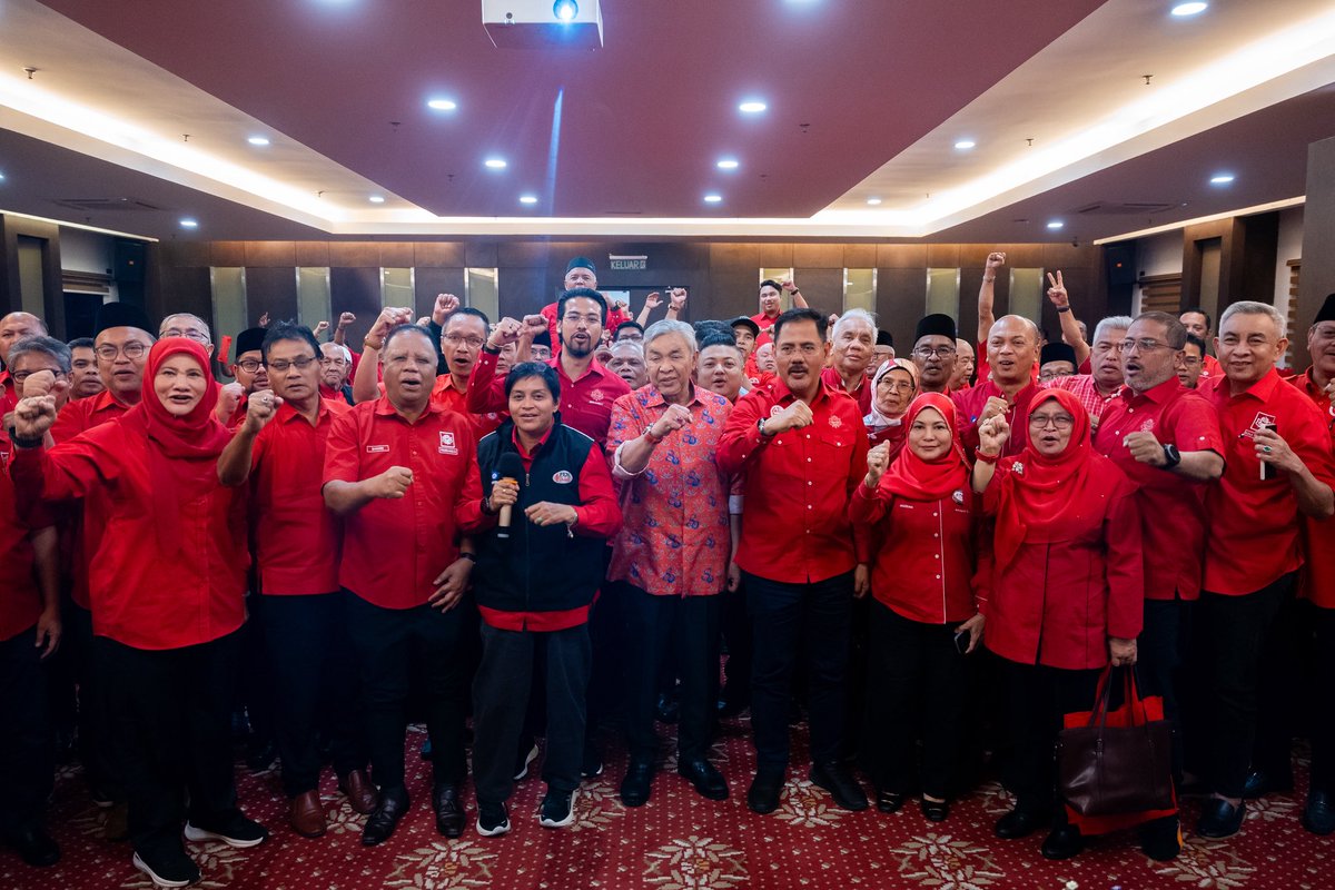 DrZahidHamidi's tweet photo. Malam tadi, juga bersempena Sambutan Ulang Tahun UMNO ke-80, saya telah merasmikan Pemukiman Penerangan UMNO dan turut bersama dalam sesi bersama barisan penerangan.

Seperti yang sering saya sebutkan, medan komunikasi hari ini telah banyak berubah. Media digital kini menjadi ruang utama rakyat mendapatkan maklumat dan membentuk pandangan. Justeru, pendekatan komunikasi juga perlu bergerak seiring dengan realiti semasa.

Apa yang penting, kita terus memastikan setiap mesej dapat disampaikan dengan baik dan difahami oleh rakyat.

Saya berharap pemukiman ini menjadi ruang untuk memperkukuh kefahaman dan menyatukan gerak kerja dalam membina kekuatan bersama ke hadapan.

Insya-Allah.

#PeneranganUMNO
#UMNO80Tahun
#UMNO #RumahBangsa
#BersatuBersetiaBerkhidmat