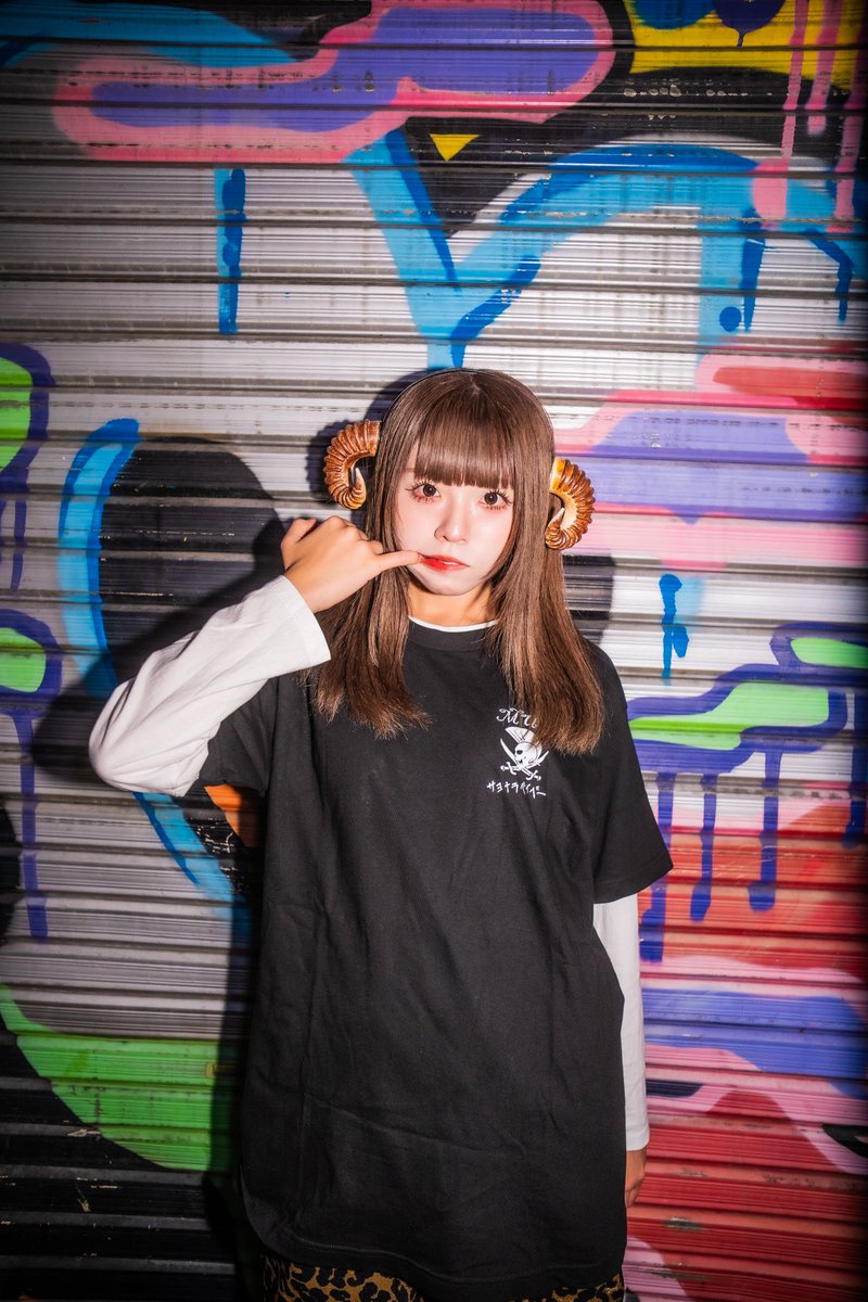 販売から1年近く経ってまさかのサヨナラベイベーTシャツで認知されていたという稀な出会いに着てくれているキャメラマンに感謝