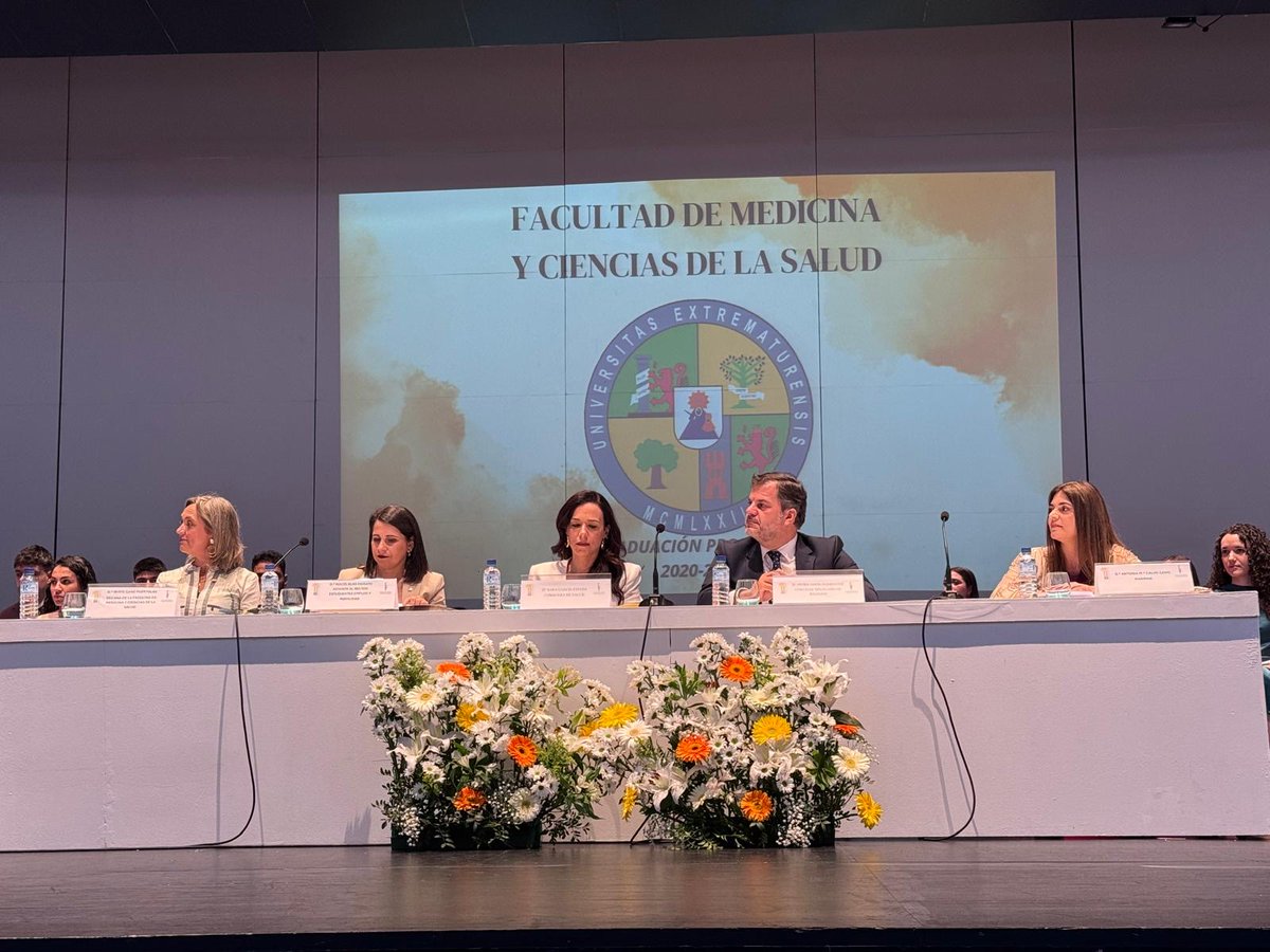 🎓 Ayer celebramos la graduación de la XLVIII Promoción del Grado de Medicina de la UEx.

Un acto lleno de emoción, con juramento médico y un sentido homenaje póstumo al padrino de la promoción, el Prof. Dr. Guillermo Fernández Vara.

¡Enhorabuena, nuevos médicos! 👩‍⚕️👨‍⚕️