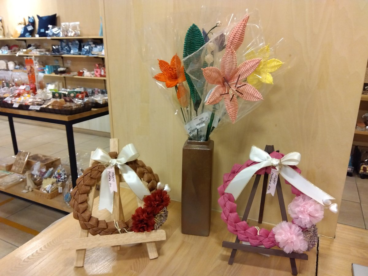 genkishopequal's tweet photo. #母の日 の贈り物にぴったりの商品のご紹介です☺️可愛らしいがま口ポーチ(ワンちゃんの足あと、ネコちゃんがついています)お花をあしらったものを贈りたい方には、つまみ細工のブローチ、ラタンで出来ている花束、リース、プリザーブドフラワーがオススメです！感謝の気持ちとともにいかがでしょうか😌 https://t.co/0wlnD9u2sr