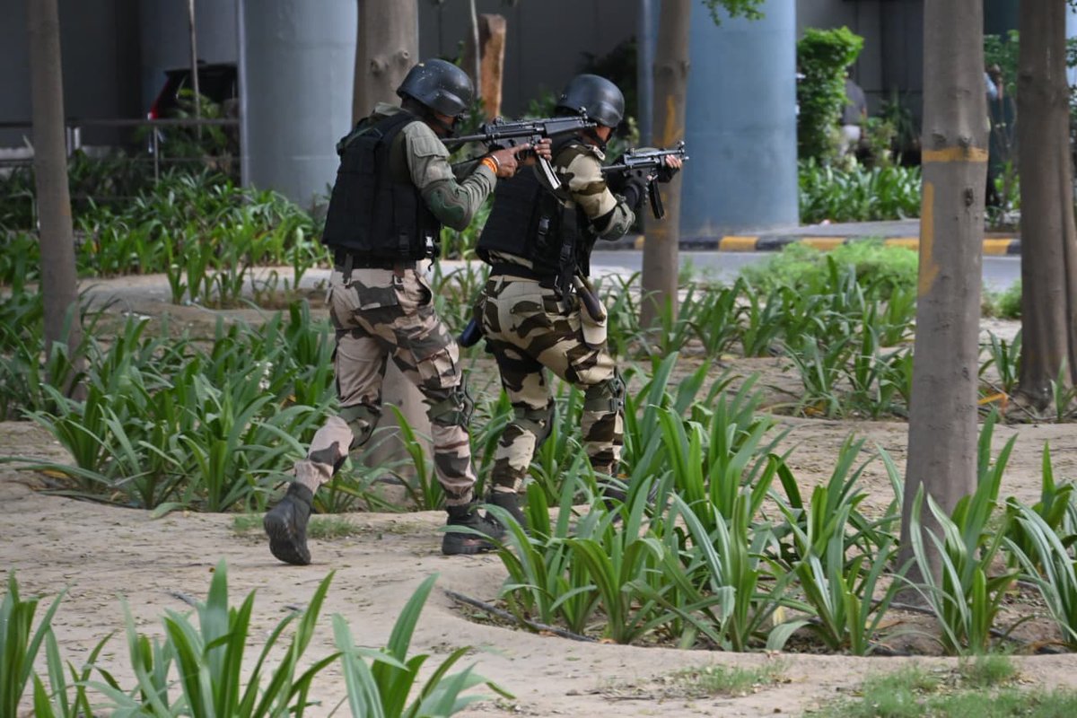 PrashantSonni's tweet image. Joint #CounterTerrorist Mock Exercise was conducted at IGI Airport Delhi, to assess preparedness and strengthen seamless inter-agency coordination against evolving security threats.

#CISF (QRT, BDDS, Dog Squad), Delhi Police, #NSG, BCAS, DGCA, Delhi Fire Service, etc.
