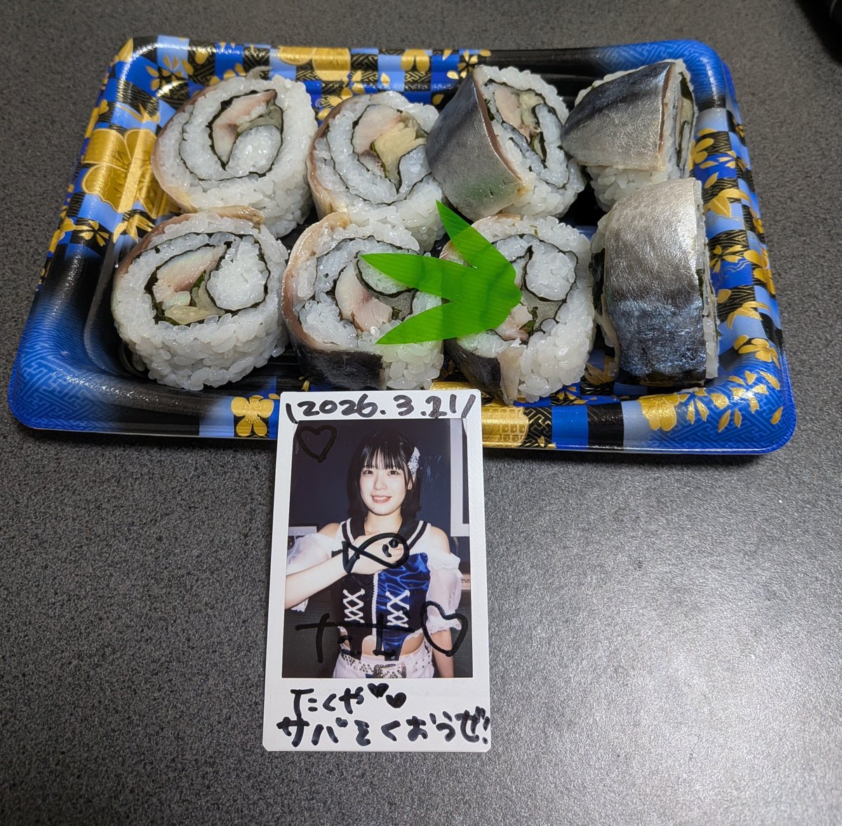 takataku_fourfl's tweet image. 仲間の家族に不幸があって飲みの予定がなくなったので今日くらいは家でゆっくりするDayに決めた💡
魚屋で買ってきたサバロールと美味しそうな明太子で乾杯🍻
#ランチ #乾杯 #しっぽ鯖部