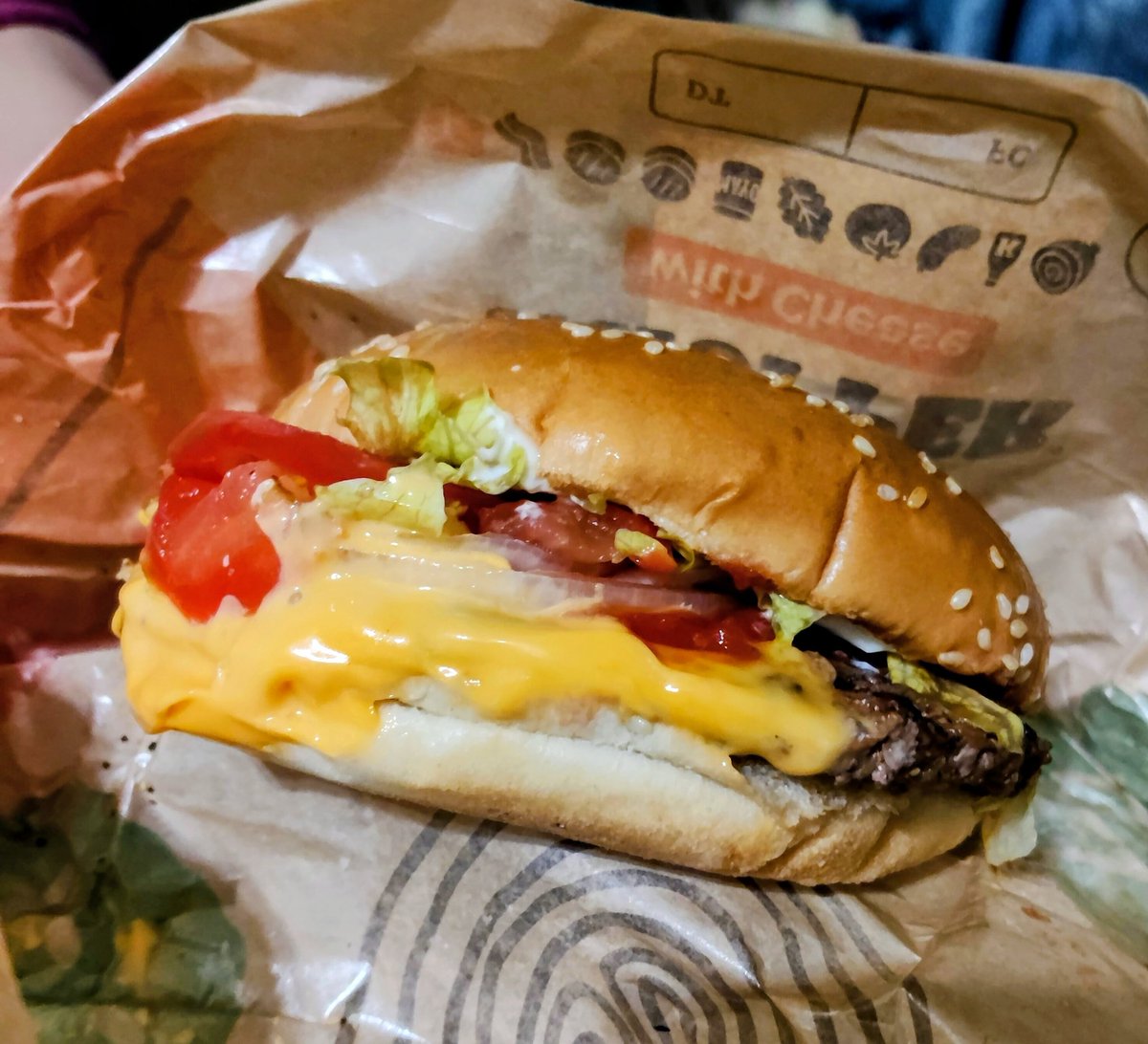 お昼ごはんは
TAKEOUTした

BURGER KINGさんの

ワッパーチーズ🍔
1個じゃ足りんかった😅
