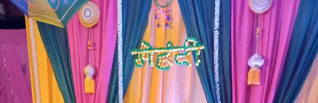 AnanyaDash11's tweet photo. ବାହାଘର ସମୟ ଆରମ୍ଭ ହୋଇଗଲାଣି ଆଉ ଉଭୟ ଗାଁ ଆଉ ସହର ମାନଙ୍କରେ ବାହାଘର ପୂର୍ବ ଦିନ ରେ ଏମିତି ହିନ୍ଦୀ ର ଦେବନାଗରୀ ଲିପି ରେ ହଳଦୀ ଓ ମେହେନ୍ଦି ସଭିଏଁ ଲେଖିବା ଆରମ୍ଭ କରିଦେଲେଣି। 
ଏହାକୁ ଦେଖିଲେ ଲାଗୁଛି ଏଇଟା ଓଡ଼ିଆ ବାହାଘର? ଓଡ଼ିଆ ବାହାଘର ର ସ୍ୱତନ୍ତ୍ରତା ଆଉ କଣ ରହିଲା?
 ଯଦି କିଛି ଲେଖିବାର ହିଁ ଅଛି ତାହାଲେ ଟେଣ୍ଟ ଵାଲା କୁ "ମଙ୍ଗଳକୃତ୍ୟ" ଓଡ଼ିଆରେ ଲେଖିବାପାଇଁ  କୁହନ୍ତୁ। ଯେମିତି ହିନ୍ଦୀ ରେ ସେମାନେ ବନାଇପାରିବେ, ଓଡ଼ିଆ ଲିପି ରେ ବନାଇ ପାରିବେନି?
 ବର୍ତମାନ ଓଡ଼ିଆ ଜାତି କେତେ ଅନ୍ଧ ହୋଇଗଲାଣି ଦେଖି ରାଗ ଆଉ ଦୁଃଖ ଲାଗୁଛି। 
ମୋର ବାହାର ରାଜ୍ୟ ର ଅନେକ ସାଙ୍ଗ ଅଛନ୍ତି। ଭାରତ ର ପ୍ରାୟତଃ ସବୁ ରାଜ୍ୟ ର ବାହାଘର ମୁଁ ଦେଖିଛି, ସବୁ ବାହାଘର ସ୍ୱଚକ୍ଷୁ ରେ ନହଲେ ବି ସାଙ୍ଗମାନଙ୍କ ଫୋଟୋ ରେ। ଆଉ ସମସ୍ତେ ନିଜର ପରମ୍ପରା ଅନୁସାରେ ବିବାହ ହେଉଛନ୍ତି। କିନ୍ତୁ ଆଜିକାଲି ଆମେ ଓଡ଼ିଆ ଉତ୍ତର ଭାରତୀୟଙ୍କ ଭଳିଆ ବିବାହ ହେଉଛେ। 
ଓଡ଼ିଆ ବାହାଘର ପରମ୍ପରା ର ଅନନ୍ୟତା ଆଉ ରହିଲା କେଉଁଠି? 

#Odia #Odisha