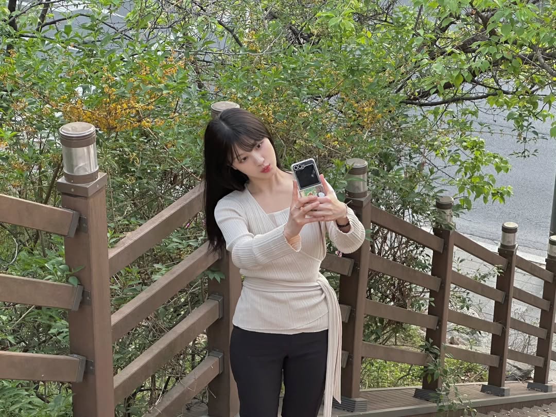 ohseunhee's tweet photo. Two moods, one vibe — just me, unfiltered and feeling good. https://t.co/m2Q61sYpkz
