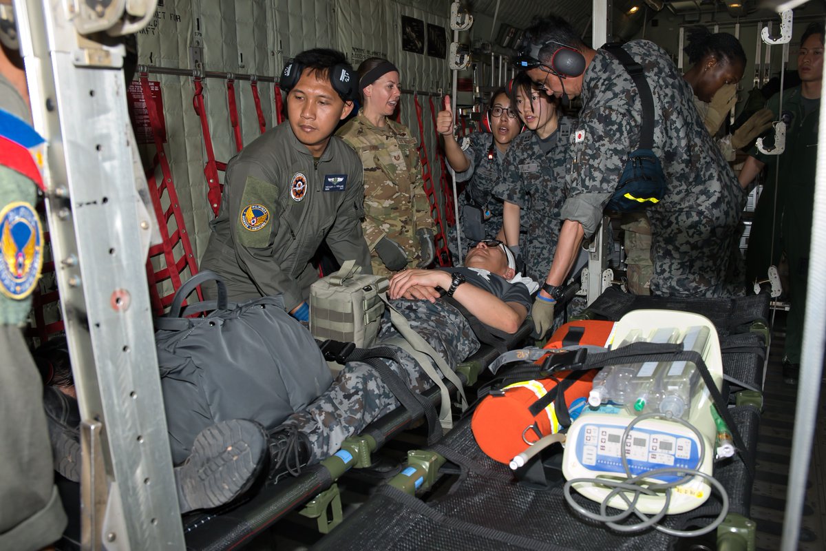jointstaffpa's tweet photo. 自衛隊は、#米比主催多国間共同訓練 #バリカタン26 に参加中です。
写真は、多国間海上訓練及び統合衛生訓練におけるC-130による患者後送等の状況です。
多国間海上訓練の一環として、参加国艦艇が行動を共にする中で艦艇搭載ヘリコプターの発着艦訓練を実施するとともに、統合衛生訓練においてC‑130Hによる患者後送訓練を行い、連携の強化と相互理解を深化させました。
自衛隊は引き続き、力による一方的な現状変更を許容しない安全保障環境の創出に寄与し、地域の平和と安定及び繁栄に繋げるため、
同盟国・同志国との防衛協力及び連携の強化と、統合・共同運用能力の維持・向上を図っていきます。
＃バリカタン　＃肩を並べて　#BK26　＃Balikatan　＃ShoulderToshoulder