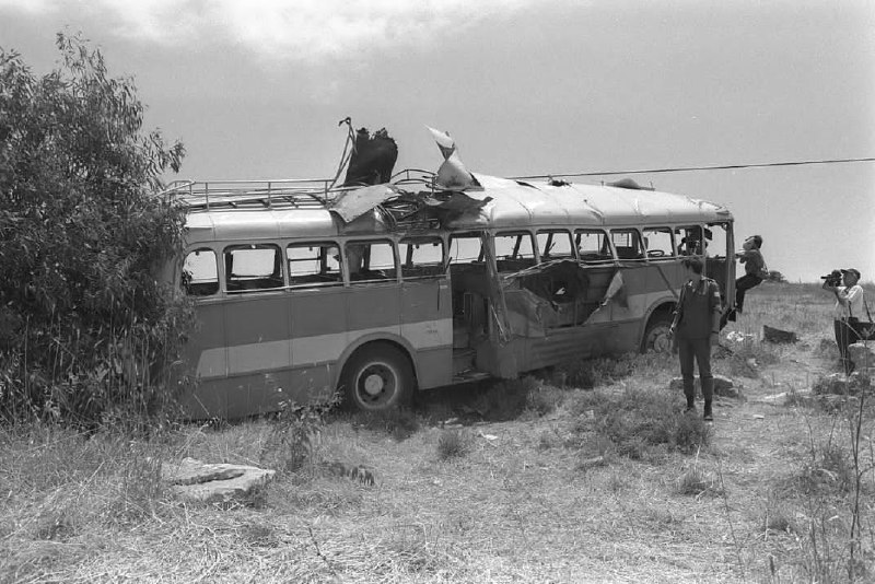 56 שנה לפיגוע אוטובוס הילדים באביבים (ט"ז באייר תש"ל)

את הפיגוע ביצעו מחבלים של החזית העממית לשחרור פלסטין - המפקדה הכללית, ארגון סוני (המקושר לאש"ף), שחדרו מלבנון לשטח ישראל והציבו מארב לאוטובוס הילדים. הם רצחו 12 מיושבי האוטובוס, בהם ילדים רכים, ופצועה נוספת מהפיגוע שנפטרה