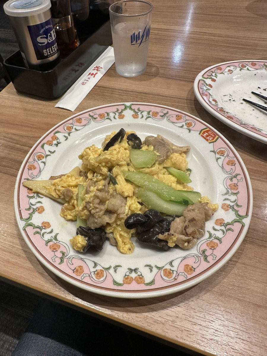 2_zs8's tweet photo. 餃子の王将 羽村小作坂上店

餃子。
肉と玉子のいりつけ。
生ビール。

久しぶり店へ食べに行きました。 https://t.co/n5ZwUfQBGT