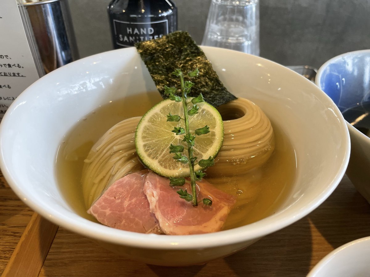 _BA_YA_SHI's tweet photo. 小山市
YOKOKURA STOREHOUSE
昆布水つけめん醤油大盛り+麺マシ200g
計1650円

何度食べても飽きない一品🍜
細くてもコシのある自家製麺はそのままでも美味しくてたまんねぇ😄
藻塩でも、スープでもどちらでもgood！
紫蘇の実、すだち？を途中投入して美味しくいただきました😋

本日もご馳走様でした🍜 https://t.co/xGr3q8pscn