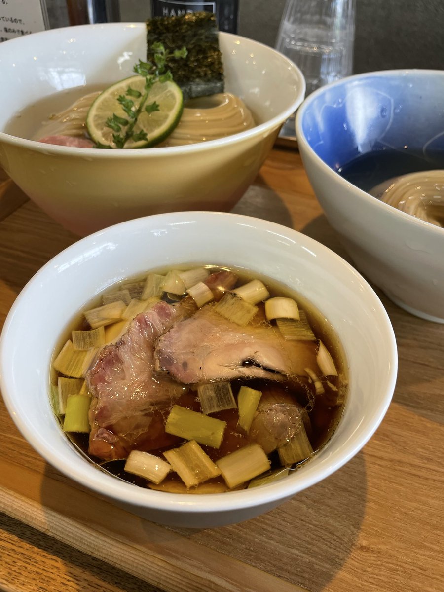 _BA_YA_SHI's tweet photo. 小山市
YOKOKURA STOREHOUSE
昆布水つけめん醤油大盛り+麺マシ200g
計1650円

何度食べても飽きない一品🍜
細くてもコシのある自家製麺はそのままでも美味しくてたまんねぇ😄
藻塩でも、スープでもどちらでもgood！
紫蘇の実、すだち？を途中投入して美味しくいただきました😋

本日もご馳走様でした🍜 https://t.co/xGr3q8pscn