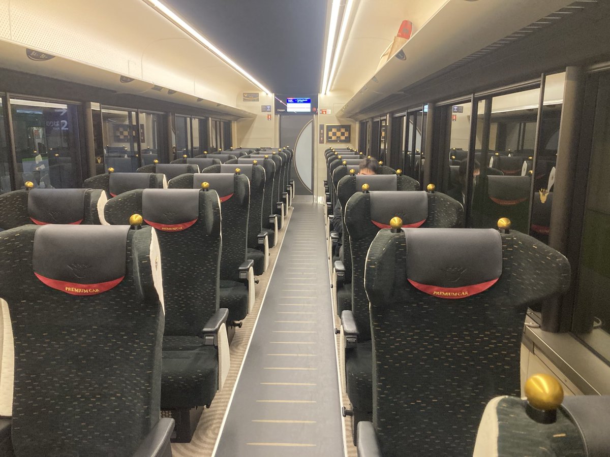 初めて京阪のプレミアムカーに乗ってます。