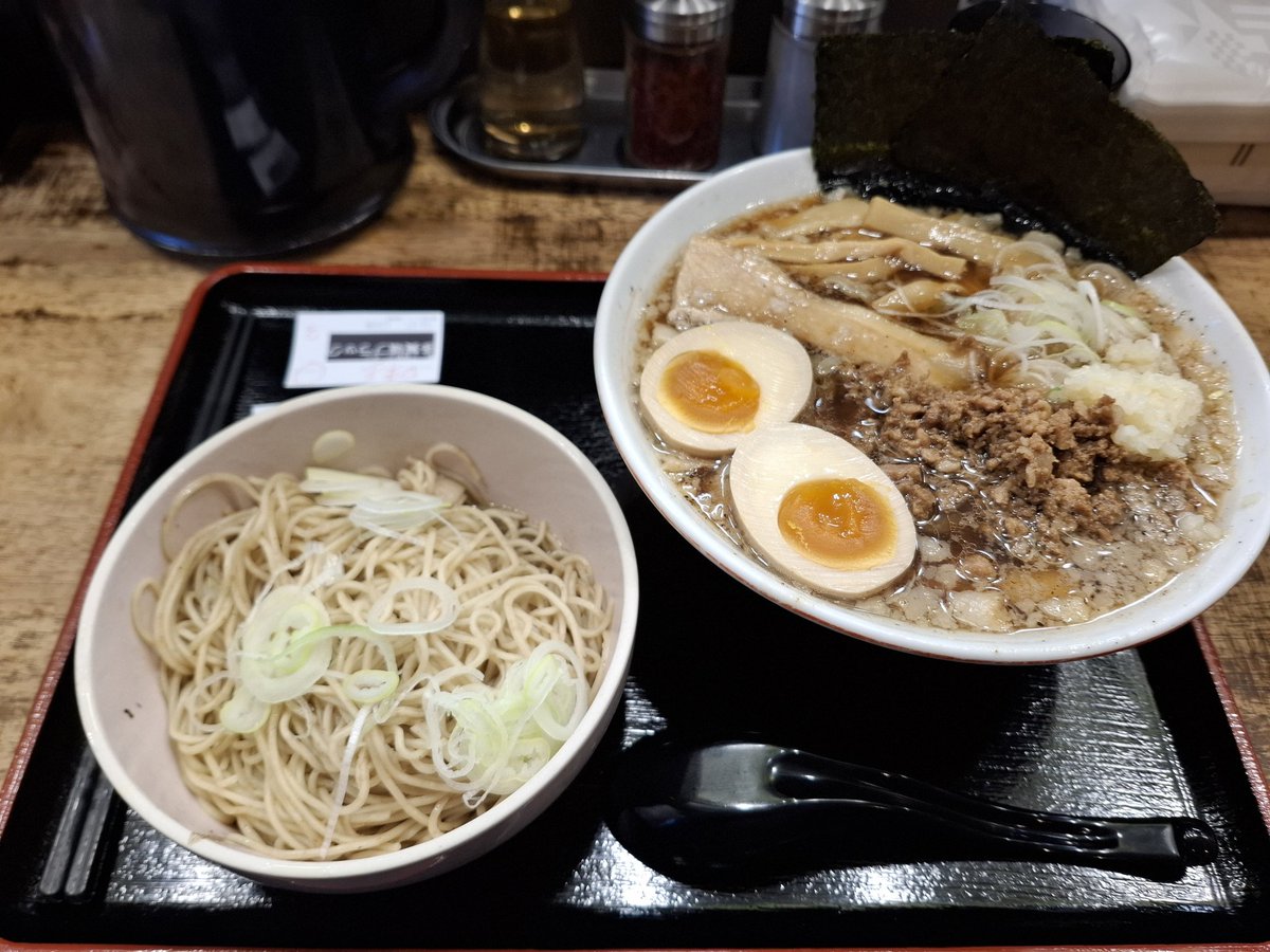 Cryptid_5050's tweet photo. 東日本ラーメン研究所　多賀城市

多賀城ブラック＆朝ラーサービス味玉＆ニボあえ玉

煮干しがきいた食べやすいあっさり。

あえ玉は濁ニボ系のたれが絡んであって、残り３分の１をブラックのスープに投入。あっさりスープが深みの味わいになり、一度に二度？三度？楽しめました。 https://t.co/Y9xJLGiBev