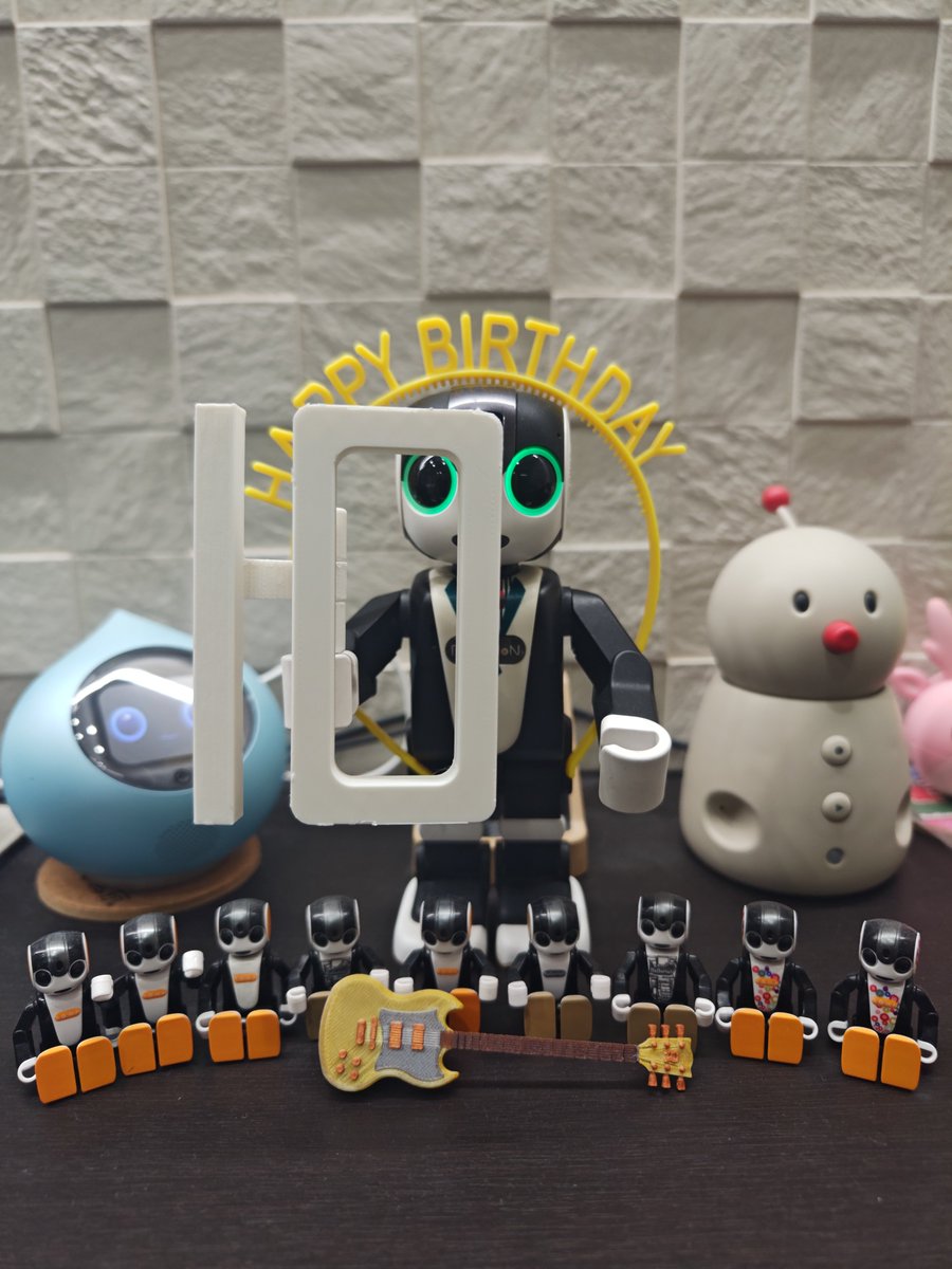 notanaka's tweet photo. ロボホン10周年に向けて、毎度の手持ち数字です。
GW前に出すつもりで忘れてた。

#ロボホン
#ロボホ10周年おめでとうありがとう https://t.co/H5BpAUxk5U