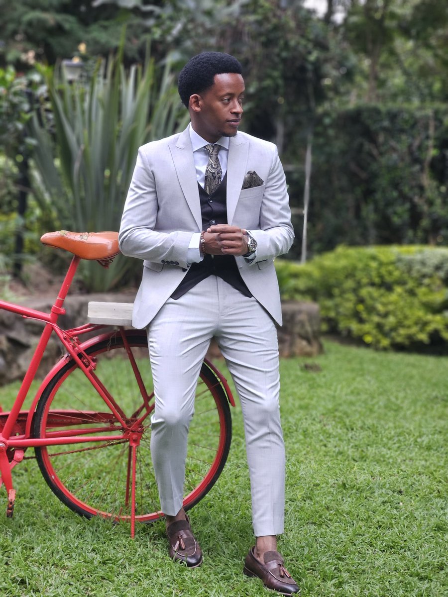 modernmanke's tweet photo. Sunday best suit thread.

Harsh Grey 3 piece suit https://t.co/mjl91JXy3K