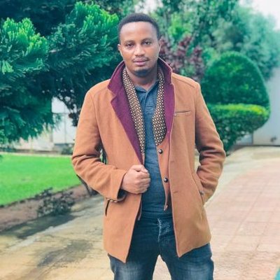 1/2. Uyu <a href="/Umweneforongo/">Murara P#TeamIneza</a> Murara Pascal akomoka mu akarere ka Nyaruguru yavutse 1994.
Yabanaga na mushikiwe murugo rwa One Dollar Campaign.
Yize muri ULK yishyurirwa na FARGE, kubera ubusinzi nokunywa ibiyobyabwenge yaje kwikura mu ishuri aratorongera ajya kuba ikirara.