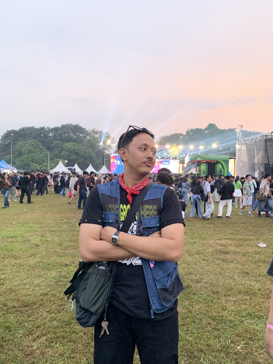 zolahumaira's tweet photo. AAAAKKK FINALLYYYYY. HAPPY MEEEE!!!🥺🖤 setelah tahun kemaren nonton perunggu masih di cafe aja, trus manifesting nonton di festival bareng +1 akhirnya terealisasi🥰🤟🏻 https://t.co/Hv8Dw4vGm9