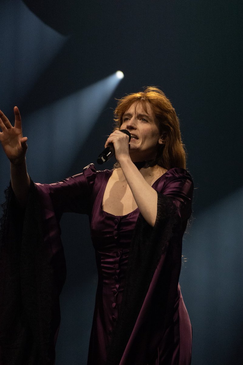 monkleya's tweet photo. florence welch in nashville by me :) https://t.co/UCBGb1DWcS