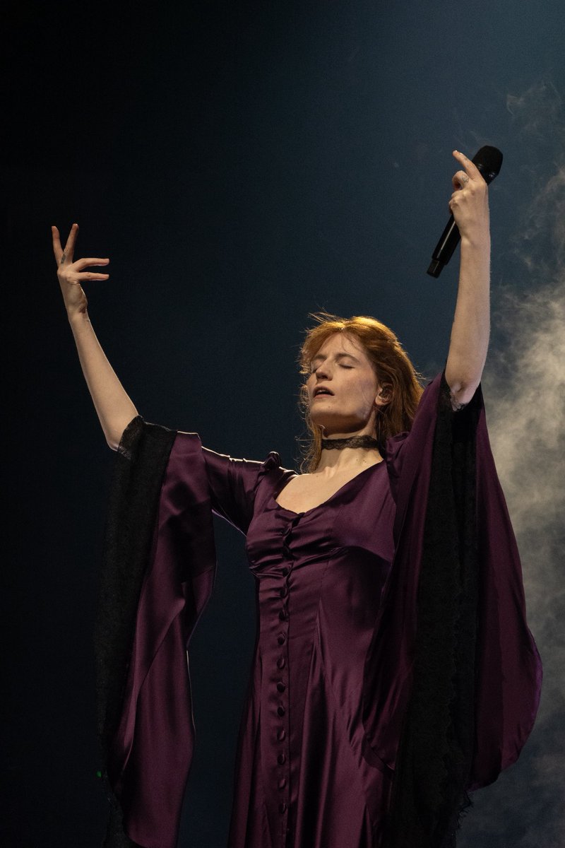 monkleya's tweet photo. florence welch in nashville by me :) https://t.co/UCBGb1DWcS