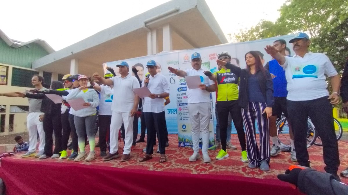 SwachhIndore's tweet photo. जल संरक्षण के प्रति जागरूकता बढ़ाने हेतु नेहरू स्टेडियम से “क्लीन इंदौर, सेव वाटर साइक्लोथान” का आयोजन किया गया। महापौर पुष्यमित्र भार्गव ने साइकिल चलाकर नागरिकों को जल बचाने का संदेश दिया और शपथ दिलाई।
#cleanindore
#swachhindore
@advpushyamitra
@projsindore
@SwachhBharatGov https://t.co/UFkKvLgdDy